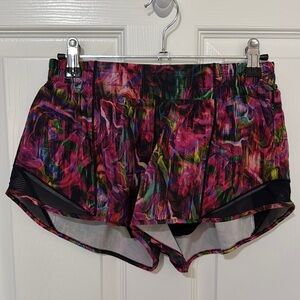 Colorful Women's Lululemon Hotty Hot Shorts Size 6 2.5”